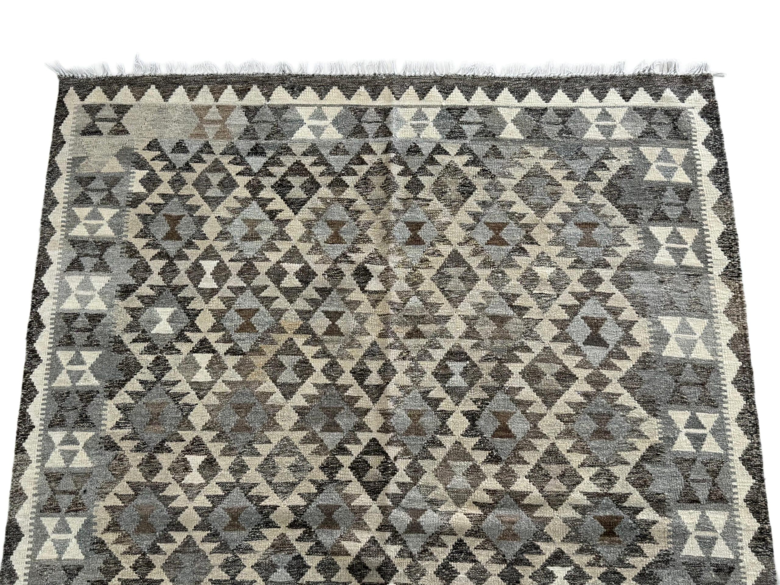 Handwoven Persian Kilim 203 x 160 CM - Image 2