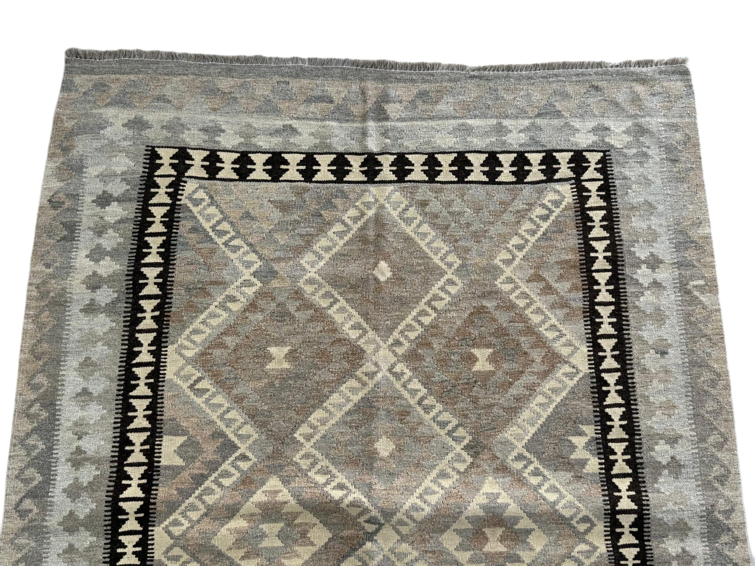 Handwoven Persian Kilim 209 x 152 CM - Image 2