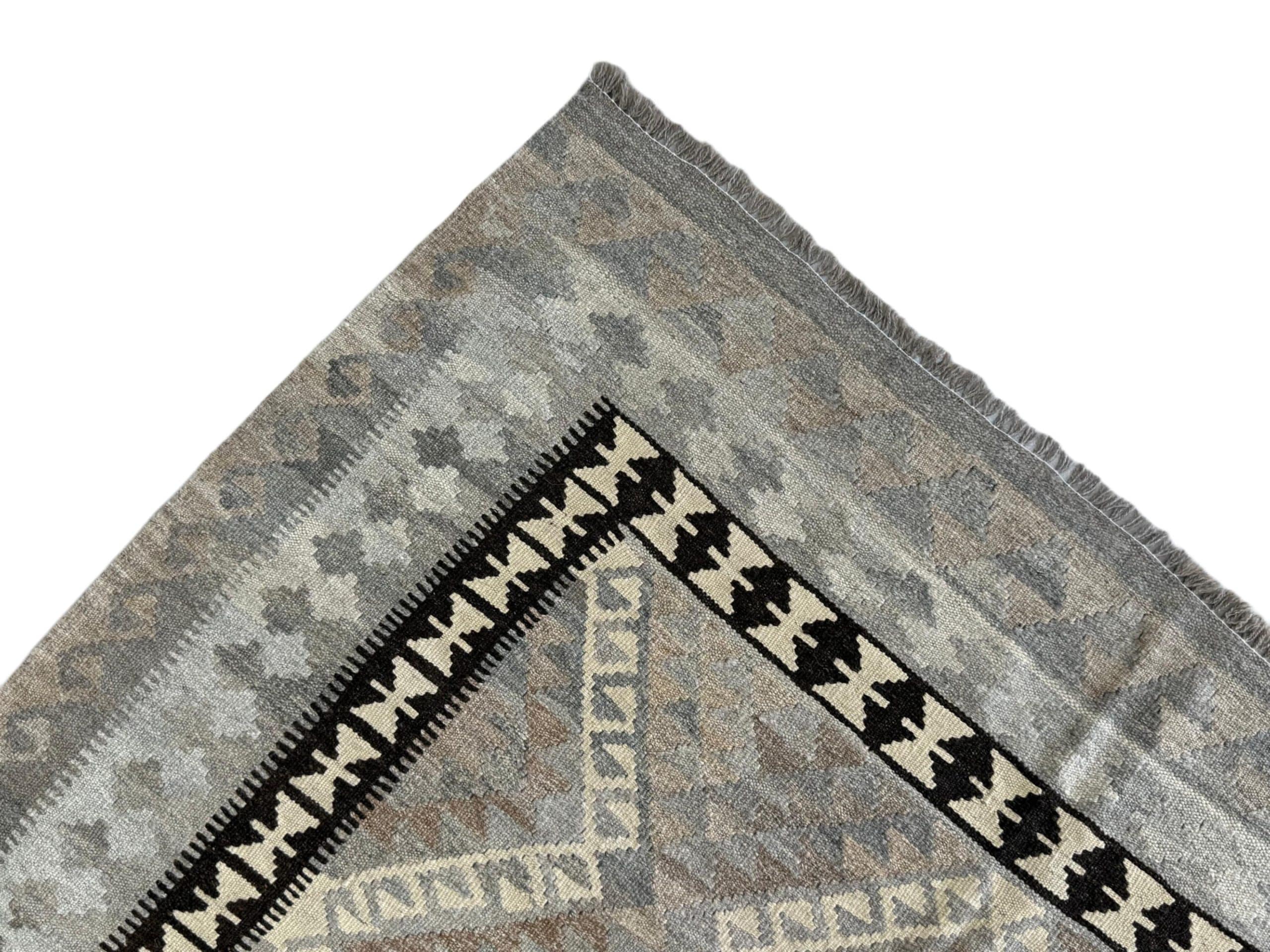 Handwoven Persian Kilim 209 x 152 CM - Image 3